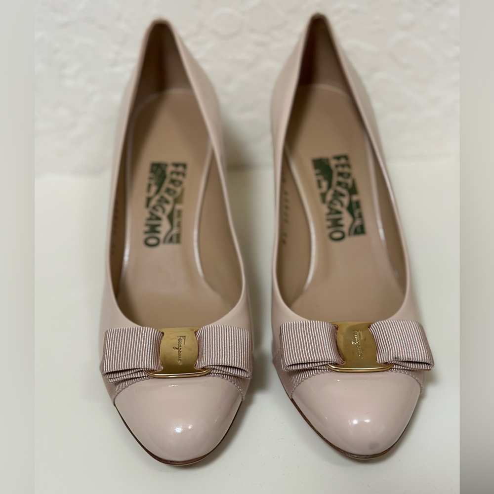 Ferragamo Vara Bow Classic Pumps Size 7.5 Excellent Condition in Beautiful Blush
